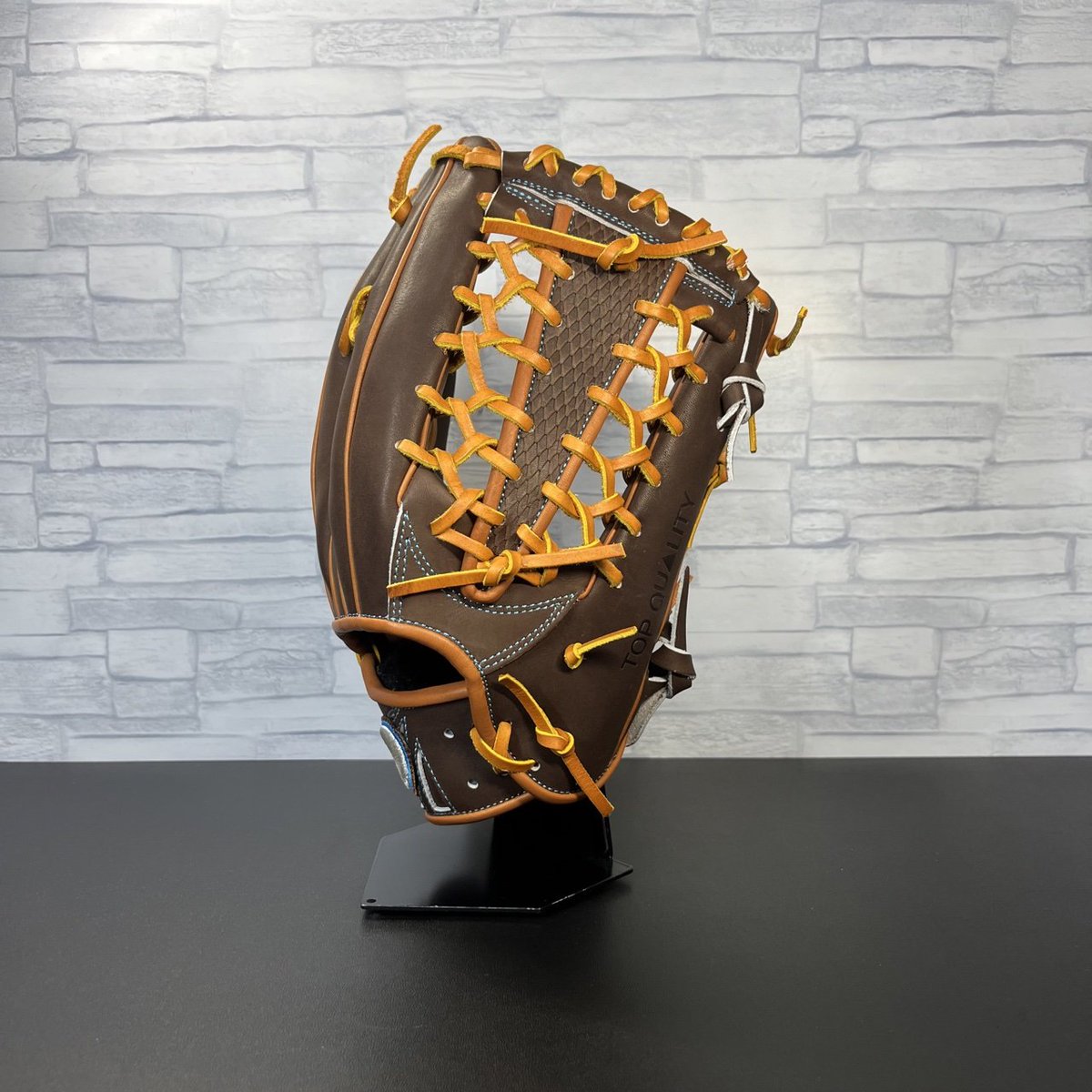 Baseball_X_'s tweet photo. 年内にブラボーすると宣言し
一週間で達成！！

本体:ダークブラウン
ヘリ:ブラウン
ハミ:ブラウン
紐:タン
ウェブ・薬指:龍鱗ダークブラウン
ラベル:銀、水色、ブラウン
縫糸:水色

シンプルに渋くジョイントバックでかっこよく仕上がりました♡

@BASEBALL_D_Oさん
ありがとうございました！ https://t.co/OVZBPx6P9z