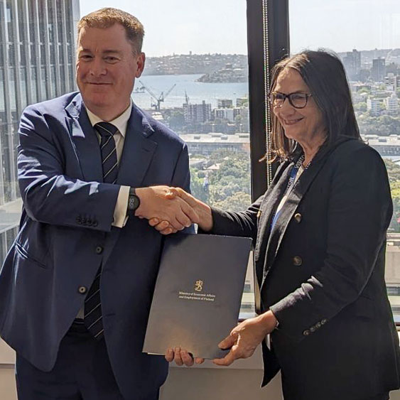 🇫🇮 ja 🇦🇺:n Uuden Etelä-Walesin osavaltio tiivistävät yhteistyötä hiilineutraalien ratkaisujen kehittämiseksi. Asiaa koskevan pöytäkirjan (MOU) allekirjoitti NSW:n energia- ja ilmastoasioiden avs. Andrew Lewis. Suomea edusti suurlähettiläs <a href="/SatuMat/">Satu Mattila-Budich</a>  tem.fi/-/suomi-ja-aus…