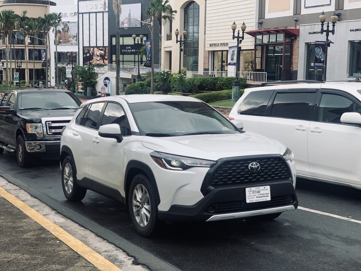 hiro_roki02's tweet photo. 意外と近い。なのにこんなにも異文化体験🚙🇬🇺 https://t.co/5ejU6hJDdQ