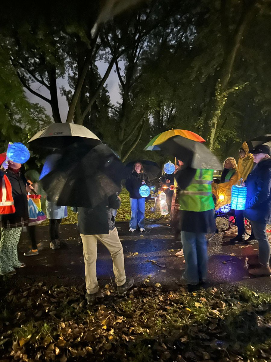 GBP_AdamNoord's tweet photo. Zondagavond organiseerde onze Kirsten deze lampionnenoptocht voor het behoud van de bomen in Amsterdam-Noord 💚🌳 #Amsterdam #020noord #bomen #natuur #StemPiraat #Piraten #PPDG https://t.co/QwqwZ4R5ZV