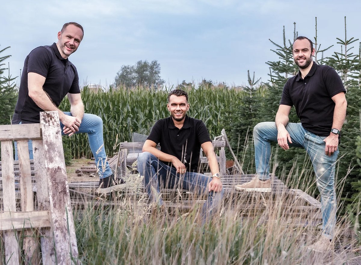 Vijftig_Plus's tweet photo. Familie de Boer bezorgt dit jaar volgens traditie zorgvuldig geselecteerde kerstbomen tot aan uw deur in heel Nederland... https://t.co/76BYQvAUf6 https://t.co/xY4XXtOb25