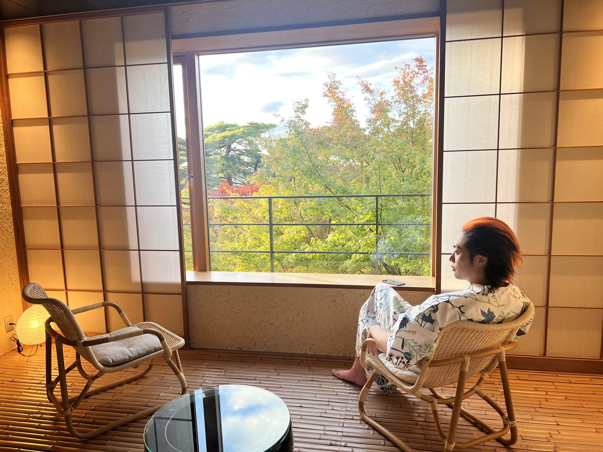 俺がずっと欲しいって言ってた写真を入れれるペンダント的なやつと、まさかのオリジナルの絵本...
おやいず先生の脚本素敵すぎてしっかり泣きました。いつもヒーローでいさせてくれてありがとう。

こんな時ですがこれ以上ない最高の誕生日です🎂