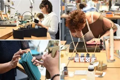 Pourquoi ne pas devenir #Maroquinier ?
Venez participer à une réunion d'information collective et découvrir le métier d'Artisan Maroquinier. Recrutement sans CV, ouvert à tous (+ de 16 ans). 
Prochaine date : 06/11/23 #Pôleemploi #Louviers