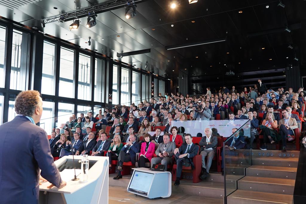 ParadelaJSr's tweet image. Presentamos en Madrid el I Congreso Nacional de Hidrógeno Verde del 7 al 9 de febrero de 2024 en #Huelva. Una gran ocasión para compartir conocimientos, buenas prácticas y cooperar en torno a esta oportunidad que tenemos como país y en la que #Andalucía puede contribuir mucho.