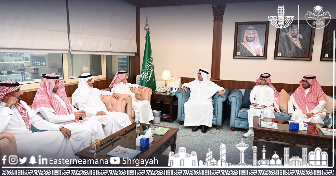 EasternEamana's tweet photo. معالي أمين #المنطقة_الشرقية يناقش تحضيرات سباق الجري الدولي "الخيري" مع رئيس لجنة منظمي السباق بمقر الأمانة، و يبحث سبل التعاون المشترك لدعم الفعالية التي تقام سنويا في محافظة #الخبر، بمشاركة أفراد المجتمع من كافة الفئات، وعدد من الجهات الحكومية. https://t.co/cWfWLmtmkI