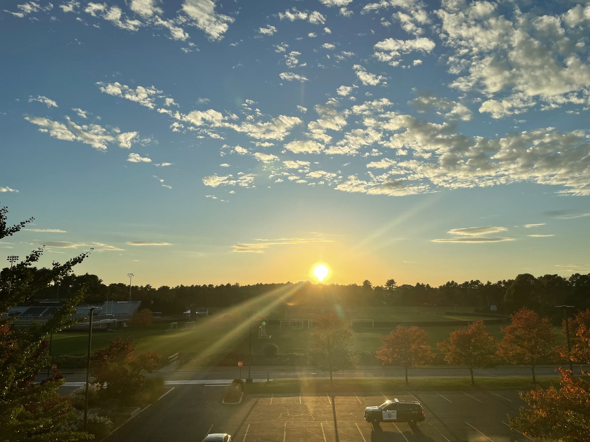 macphaidin_lib's tweet image. Come check out the best views of the sunset on campus! Third floor, west facing window, in the computer lab.

#MacphaidinLibrary #StonehillLibrary #Fall2023 #Sunset