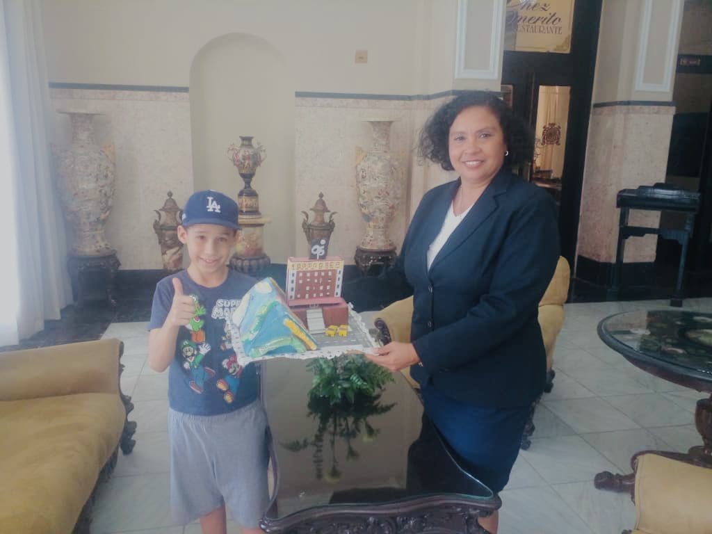 rocpresidente's tweet photo. Hemos recibido un regalo sorpresa de la mano del niño Yailo Rey López Rodríguez , quien ha confeccionado una maqueta inspirada en nuestro hotel, y está dedicada al 95 Aniversario que este año estamos celebrando.Muchas Gracias por tan hermoso detalle.
#95Aniversario https://t.co/nWYJxEagJM