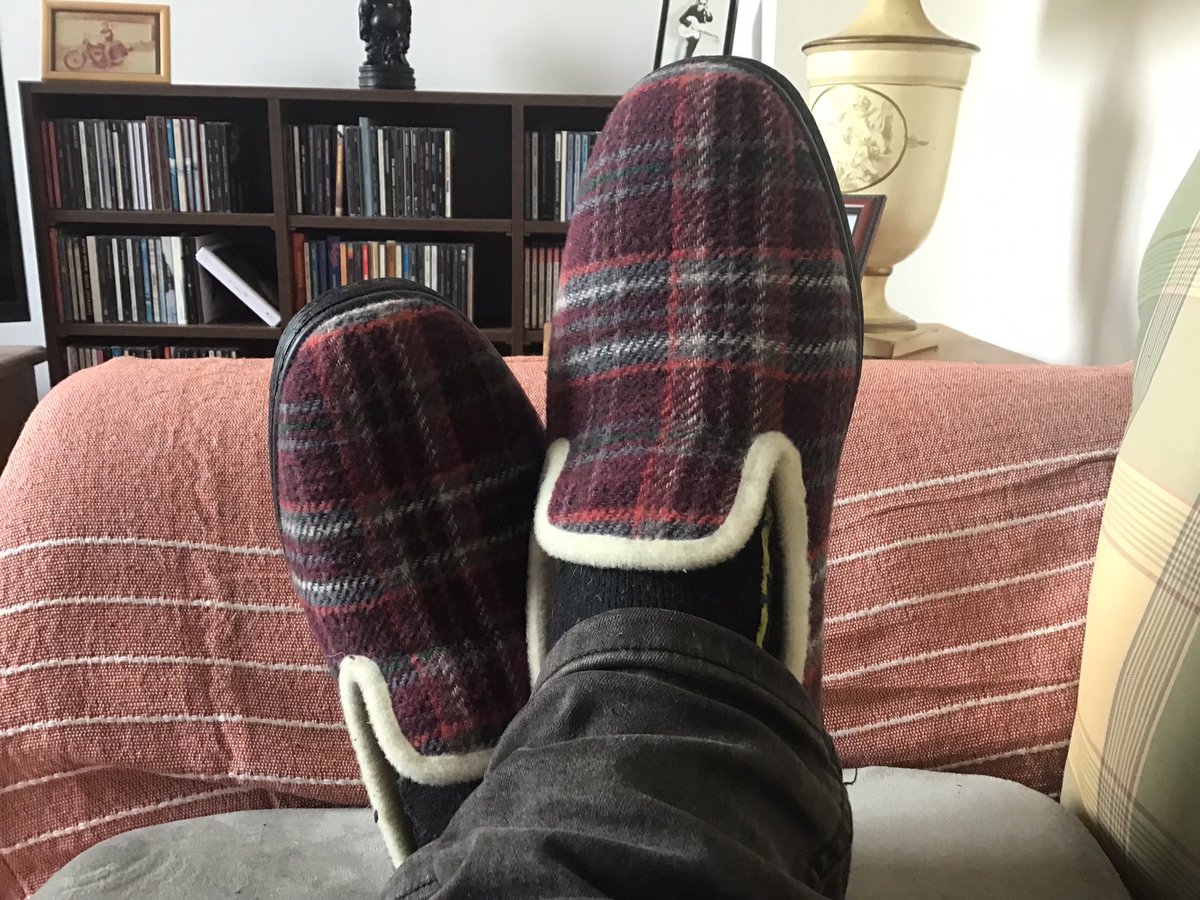 MartinCham666's tweet photo. New slippers, lads.
#charentaises #jacktherippers https://t.co/zezDGfeMXv