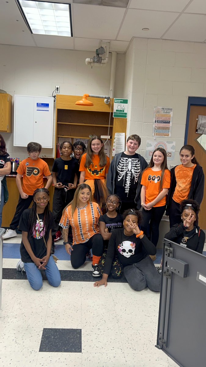 Proud2BeHTSDac's tweet photo. On Friday, students and staff at William Davies Middle School dressed in black and orange!
#Proud2BeHTSD https://t.co/3w8EccZf1j