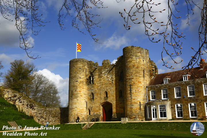 The fine twin towered gatehouse of #Tonbridge Castle in #Kent, available as #prints and on #gifts here FREE SHIPPING in UK:  lens2print.co.uk/imageview.asp?…
#AYearForArt #BuyIntoArt #castles #englishcastles #historicbuildings #landmark #parks #goldenhour #fort #fortress