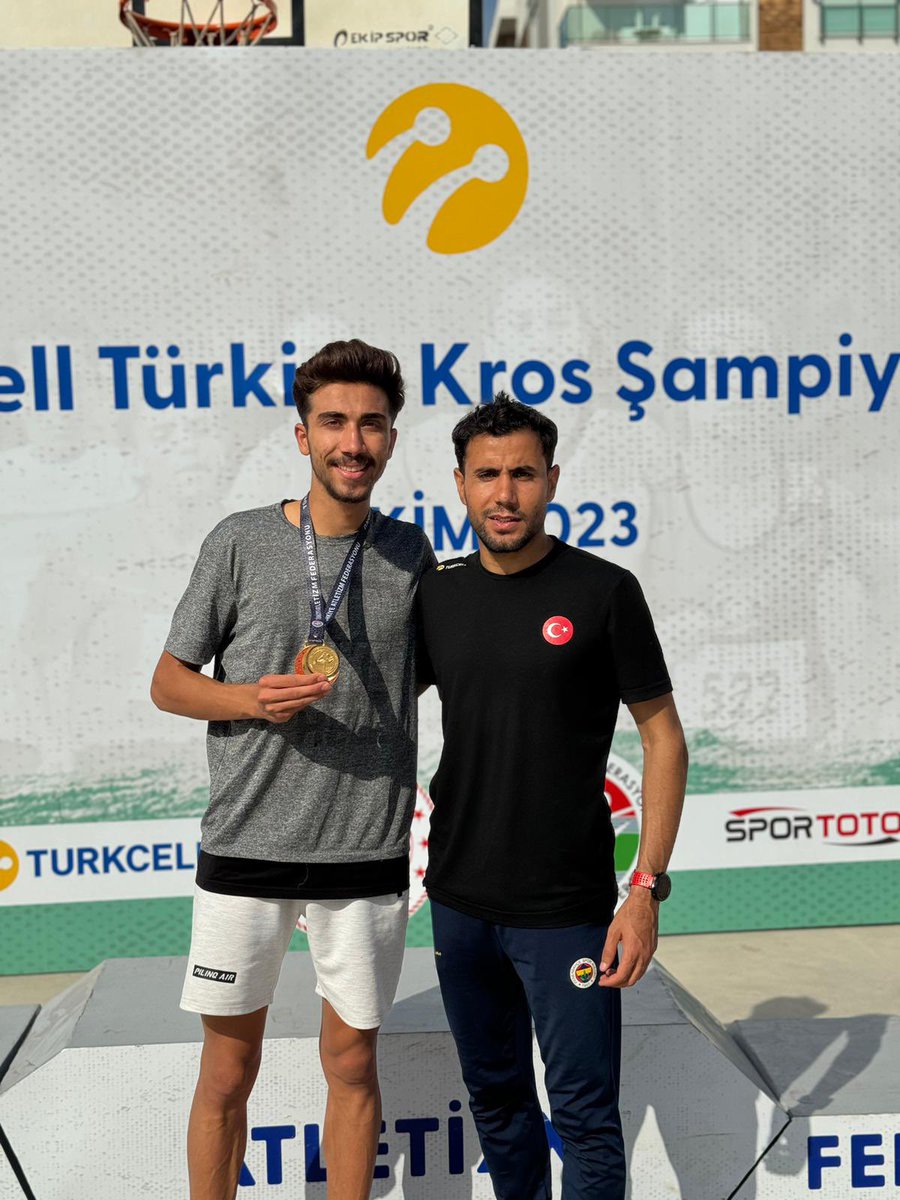 Antalya’da düzenlenen Büyükler 1500 metre Avrupa Kros Şampiyonası’nda birinci olan Spor Bilimleri Fakültesi öğrencimiz Mustafa Bakır, Belçika’nın başkenti Brüksel’de düzenlenecek olan Kros Şampiyonasında Türkiye’yi temsil edecektir. Öğrencimizi tebrik ederim.🇹🇷