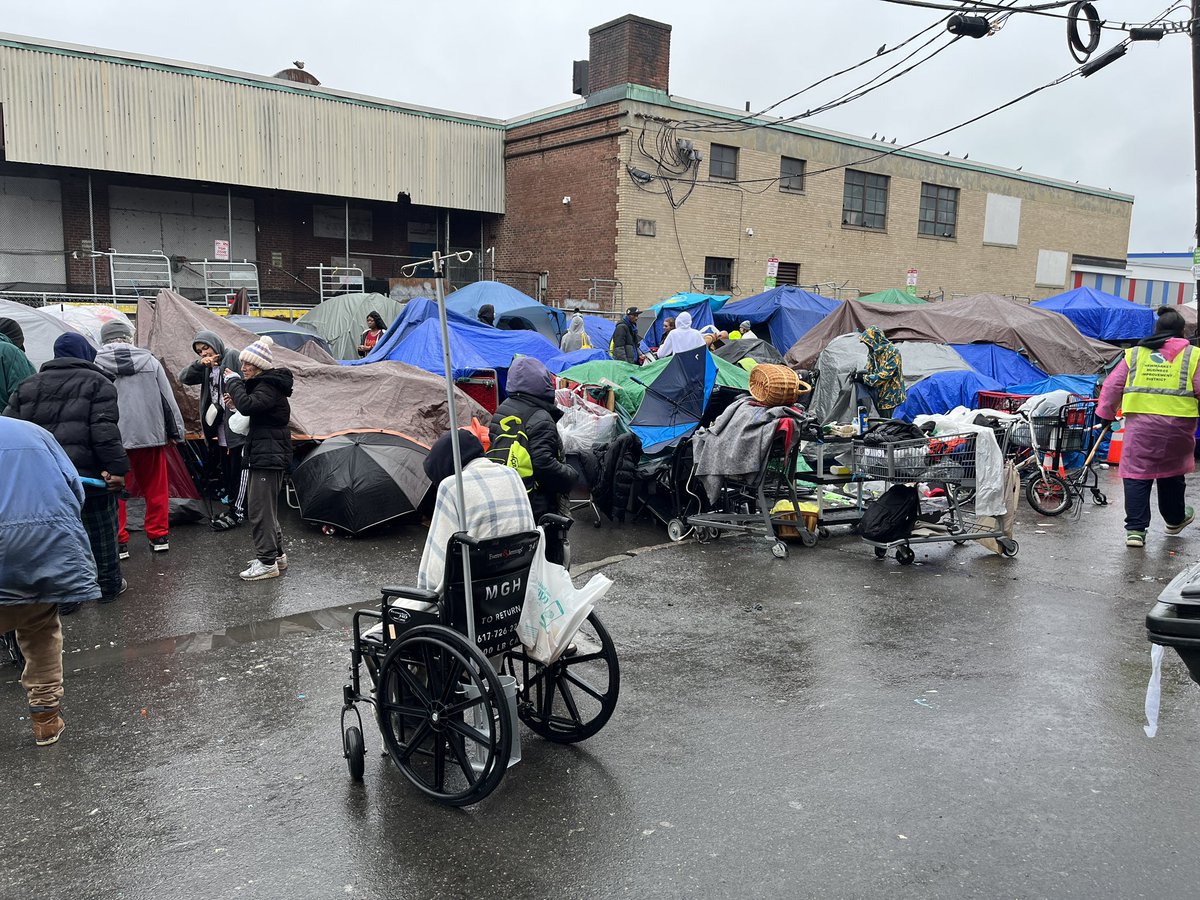 Tori_Bedford's tweet photo. people living on Atkinson street near Mass. and Cass are being told to clear out -- "you need to get out of here, they're leveling this place on a Wednesday" city workers warn. Around 50-75 encampments here, city plans to start enforcing no tents anywhere in Boston by Nov. 1. https://t.co/WV9Sm560uo