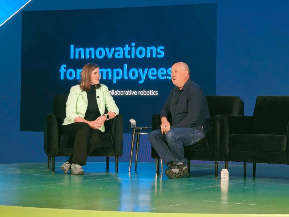 Tech_AI_Tech's tweet photo. Amazon’s Tye Brady discusses generative AI, humanoid robots and mobile manipulation.

#amazon #generativeai #robot #ai #techai #techaitech #tech #technology #learningai #deepbrainai https://t.co/F5vKhB1BeW