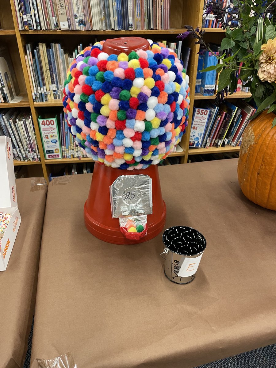 kimmollerdino's tweet image. Look 👀at these pumpkins 🎃. Ravinia teachers are so creative! #112leads