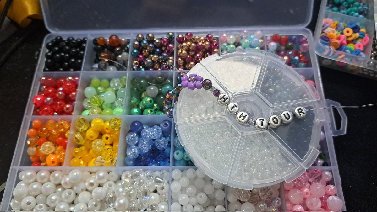 marigoIdperry's tweet photo. any moots going to see Ellie Goulding #HTHtour in Berlin ? im making some bracelets 🫶🫶 https://t.co/4hZnSJjtuv