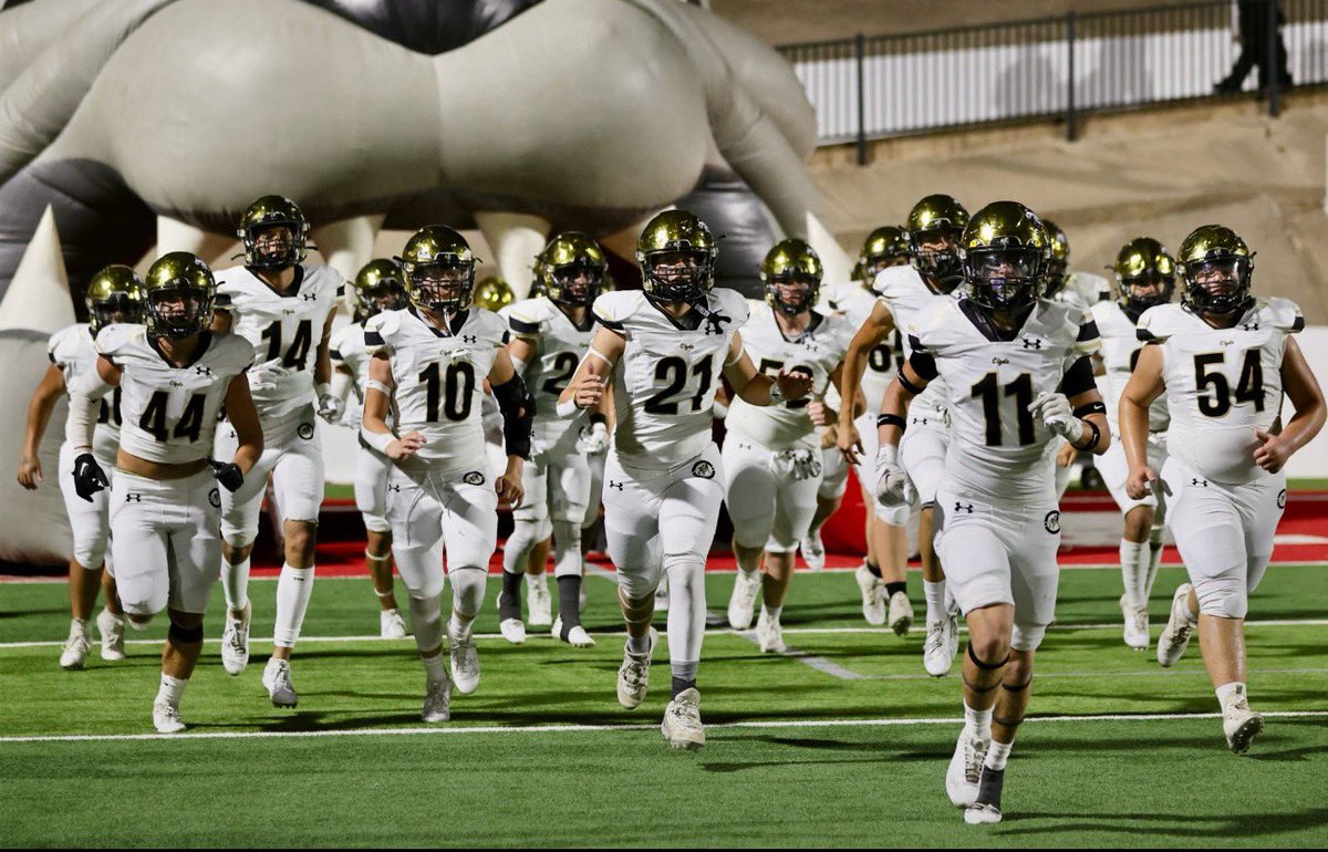ClydeHardBall's tweet photo. Band advancing to state (again), volleyball are district champs (again), football 8-1… I think it’s easy to say we have some pretty awesome young people here at Clyde High School! Great day to be a Bulldog! @ClydeVolleyball @FootballClyde @clydecisd https://t.co/0n9HJeBL5z