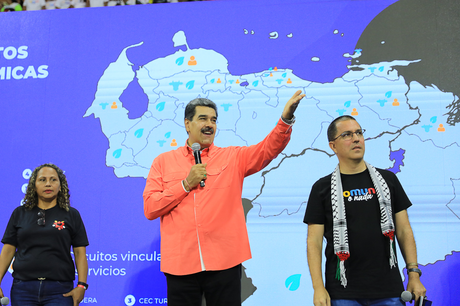 mippci_ven's tweet photo. 📢 Pdte. @NicolasMaduro destacó que debe afianzarse el socialismo territorial para construir una democracia directa de pueblo, con pueblo y para el pueblo. Lea más ⏩ https://t.co/uQqjDGXvtT
#DileSíANuestroEsequibo https://t.co/9GNbxDOg02