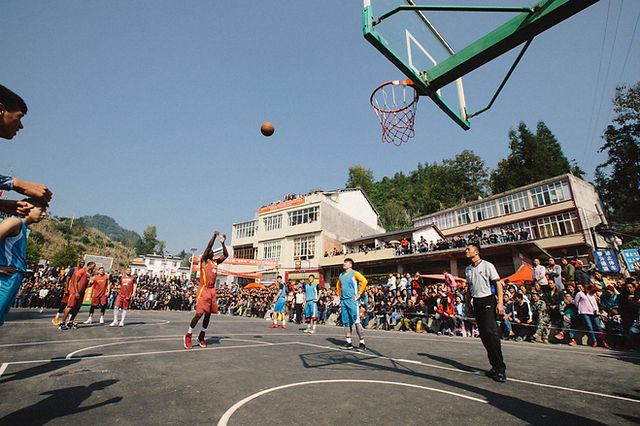 Theflatoutshow's tweet photo. Ever heard of Wild Ball? 

Lets take a short trip into the underground basketball scene in China!

China's involvement in basketball development over the last decade ushered a new found passion in smaller communities in the country. These games are organised by local bosses and businessmen who look to gain popularity amongst the people. 

Over time, it turned a lucrative spot for pro players as the demand for high level showings shot up the roof. 
Players may earn over $100,000 playing in the tournaments in a short period, way more than what the average pay in @nbagleague per  season ($37,000) but then, it may involve an insane amount of games & travel that overwhelm the body.

There are numerous anomalies with the nature of wild ball that foreign players may find absurd but its found a way to be adopted by other nations who look to foster a love for the game amongst the younger generation. 

Full story and short documentary here ⬇️
https://t.co/bk5DqsArDz