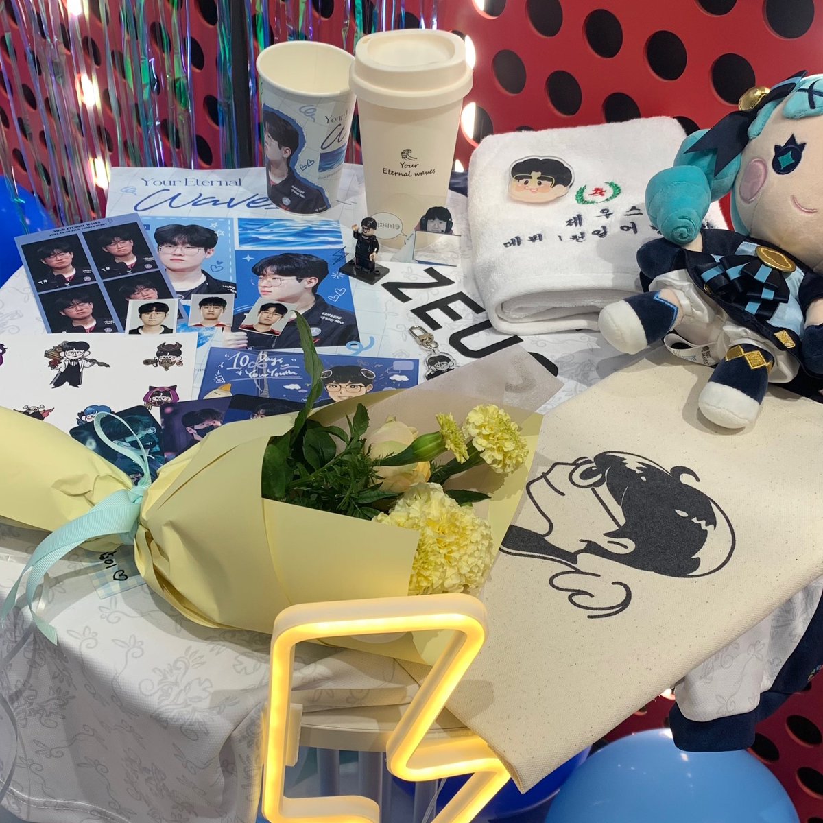 zeus_waves's tweet photo. 안녕하세요. 주최진입니다! 
오늘을 마지막으로 카페가 모두 마무리 되었습니다 :) 
방문해 주신 모든 분들께 감사드리며, 첫 주최에 부족한 부분도 많았지만 너그러이 이해해주셔서 감사합니다🙇‍♀️ https://t.co/1NHA8gGzVK