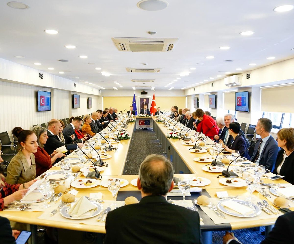 AB Türkiye Delegasyonu Başkanı Büyükelçi Nikolaus Meyer-Landrut Dışişleri Bakanı @HakanFidan ile bir araya geldi. Toplantıda AB ve Türkiye ilişkileri kapsamında gündemdeki konular ele alındı.🇪🇺🇹🇷