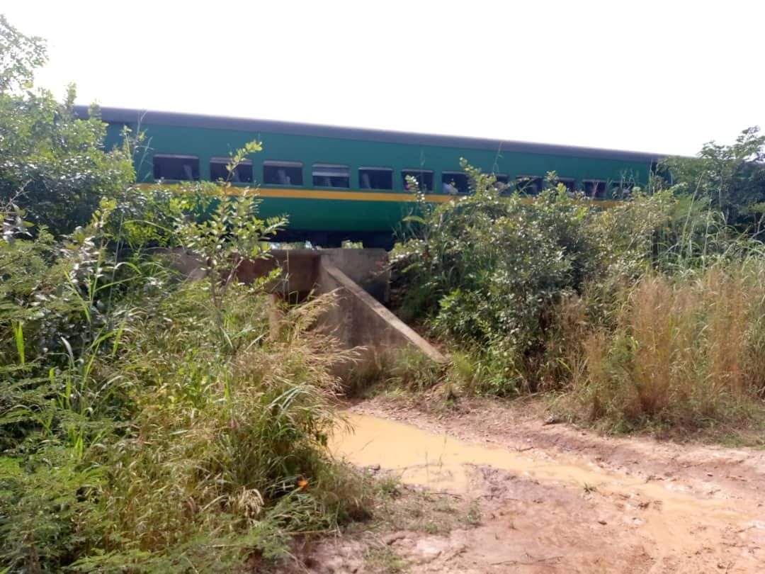 KKunafoni's tweet photo. #Kayes-transports : une femme et ses deux enfants percutés par le train voyageur ce lundi, près de la ville de #Kita. Selon un témoin à bord, "les victimes ont malheureusement perdu la vie lors de cet accident". https://t.co/wfhjPdCBz8