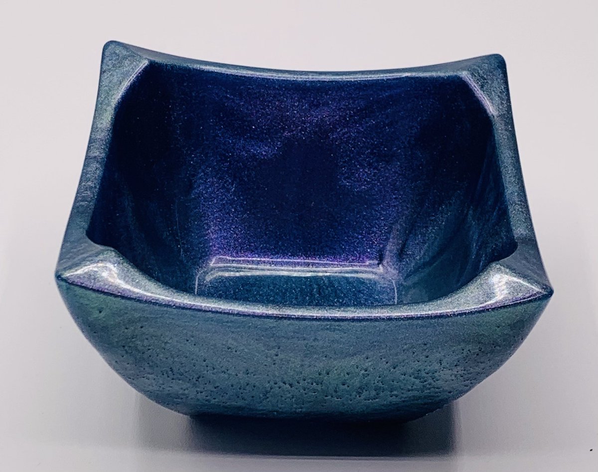 RodemoyerDesign's tweet image. New chameleon colored contemporary bowl design. Available now in my shop. rodemoyerdesigns.etsy.com

#resinart #decorativebowl #homedecor #uniquedecor #EtsySeller