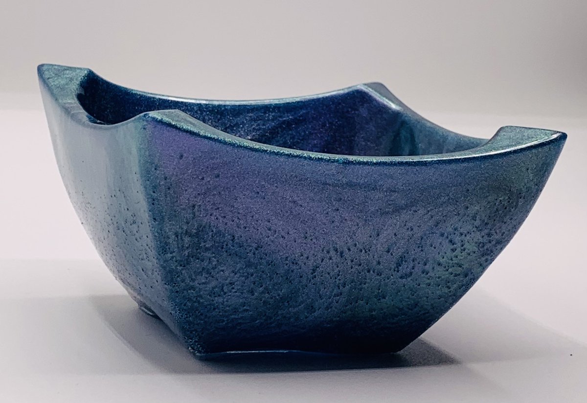 RodemoyerDesign's tweet image. New chameleon colored contemporary bowl design. Available now in my shop. rodemoyerdesigns.etsy.com

#resinart #decorativebowl #homedecor #uniquedecor #EtsySeller