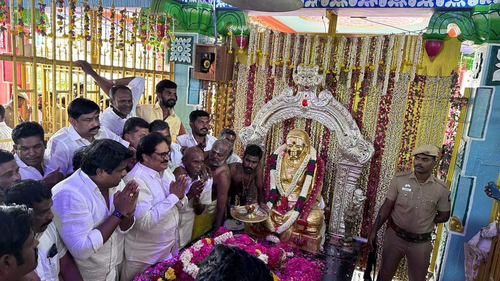இன்று (30.10.23) பசும்பொன் முத்துராமலிங்க தேவர் அவர்களின் 116-வது பிறந்தநாள் மற்றும் குருபூஜையை முன்னிட்டு இராமநாதபுரம் மாவட்டம் பசும்பொன்னில் அமைந்துள்ள அவரது நினைவிடத்தில் மலர்மாலை வைத்தும்  மலர் தூவியும் மரியாதை செலுத்தியபோது