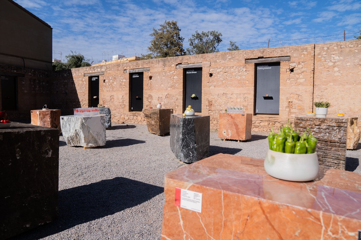 🍅🍊OBRA: MUSEU MIRADORS
Autoria: <a href="/_miguelarraiz_/">Miguel Arraiz</a>  + <a href="/arqueha/">Arqueha</a> 
Col·laboracions: Gómez Grau (marbres) / Ana Illueca (ceràmica) / José Francisco Carsi (gràfica)
👩‍🌾🧑‍🌾Un espai de tribut a l'horta i als productes que produeix alhora que critica algunes pràctiques de grans superfícies.