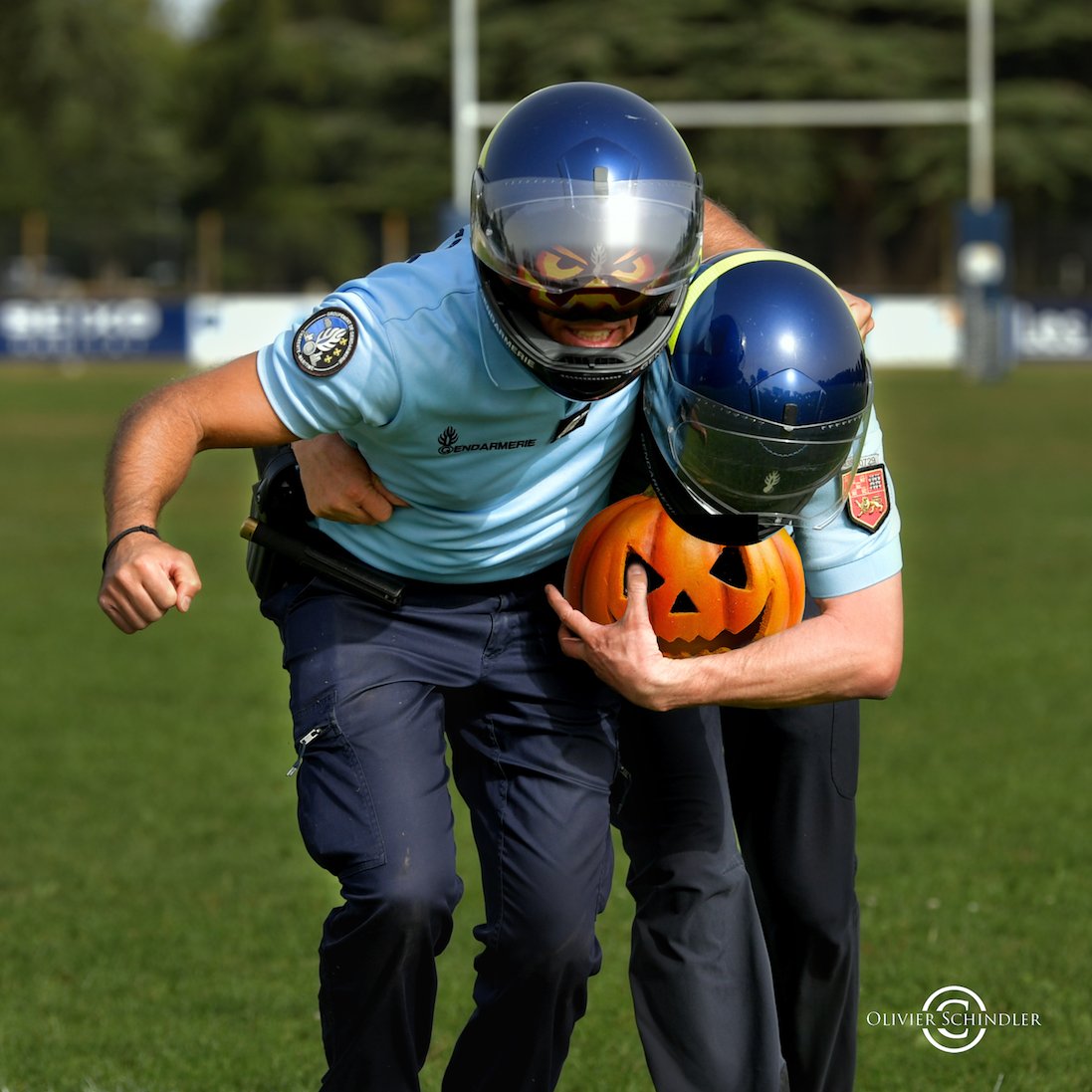 -Les gars !
-Oui major.
-Vous avez pensé aux bonbons pour ce soir ?🍬🍭
-Purée non !
-Allez me remplir cette citrouille, plus vite que ça !
-Reçu, c'est parti !

PS : Ne laissez pas vos enfants faire du porte à porte seuls pour la chasse aux bonbons, de vrais "monstres" rôdent.👻