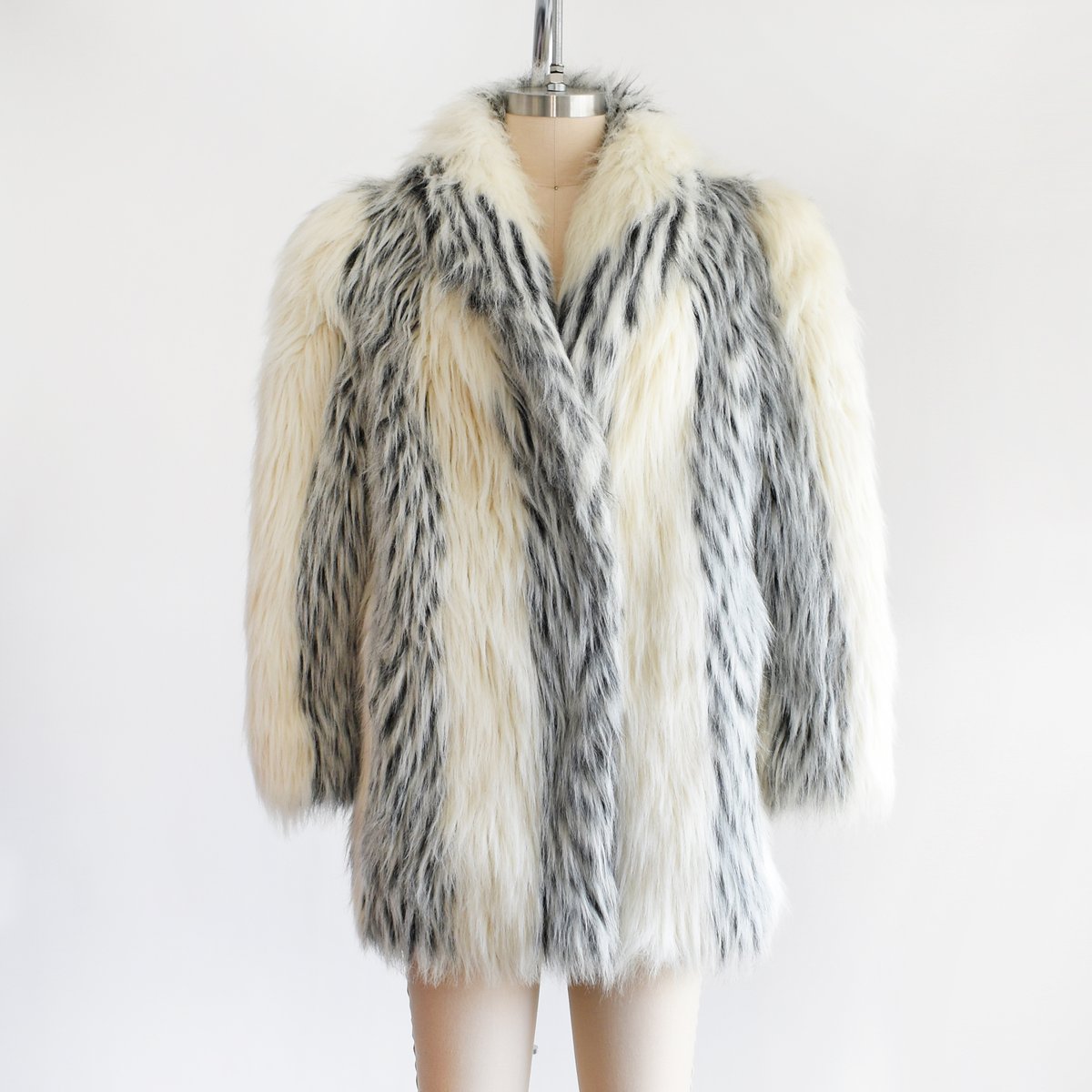 RustBeltThreads's tweet image. New in the online shop: Vintage late 70s early 80s plush and shaggy white and black striped faux fur coat ✨ rustbeltthreads.com/products/vinta…