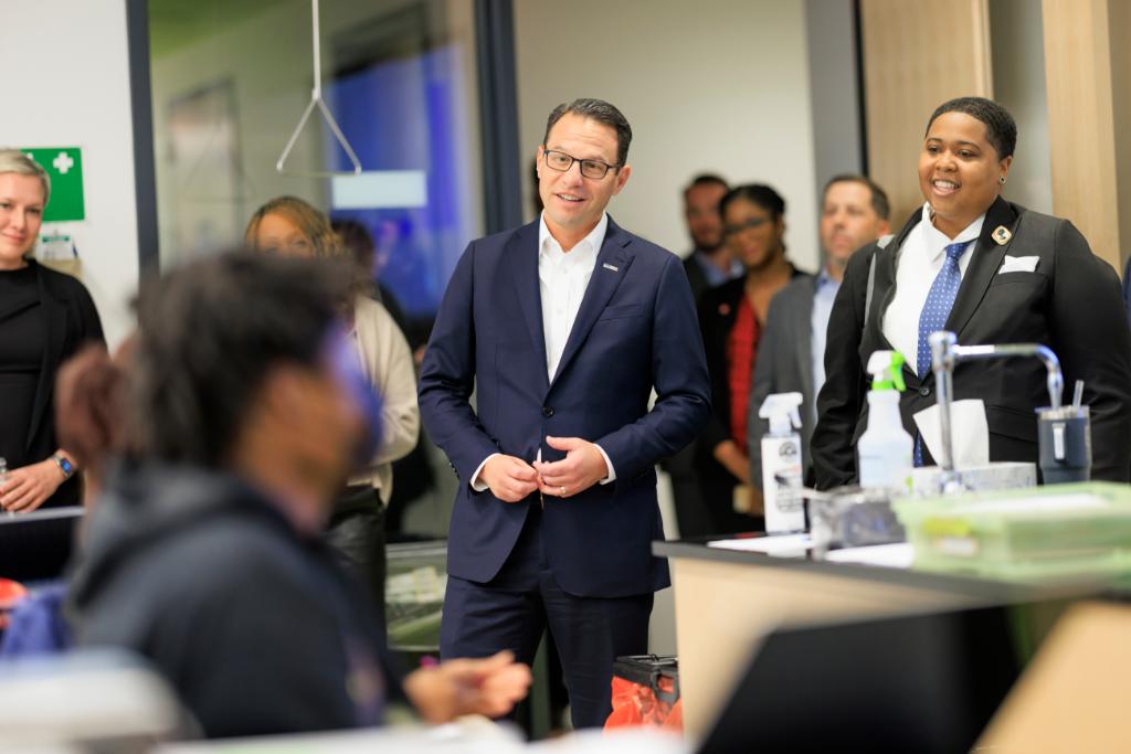 UCScienceCenter's tweet photo. As #PhillySTEMWeek kicks off, we reflect on @GovernorShapiro's visit to the Science Center when he had an opportunity to tour our FirstHand lab where we deliver industry-relevant STEM curricula to middle and high school students. #PhillySTEMFact @CouncilmemberJG @thetifwilson https://t.co/8oFZ07hix8