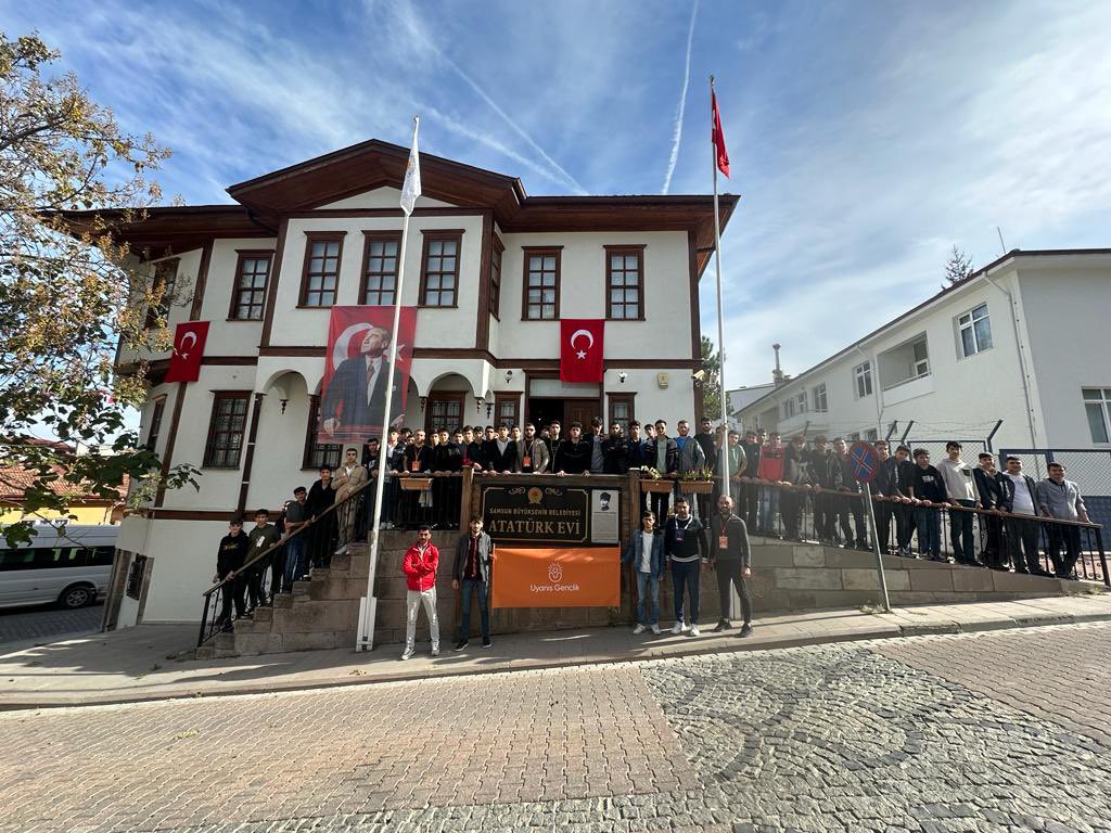 diyarbakirbld's tweet photo. Bizim için yollar daima Cumhuriyet’e çıkar 🇹🇷

Cumhuriyetimizin 100. Yılı dolayısıyla,

🏫 Akademi Liselerimizde eğitim gören öğrencilerimizle;

📍Cumhuriyet’e giden yolda ilk adımın atıldığı Samsun ilimizi ziyaret ettik. 🚶‍♂️🛳️

#BaşımGözümÜstüne #Diyarbakır https://t.co/fsVTobEyf1