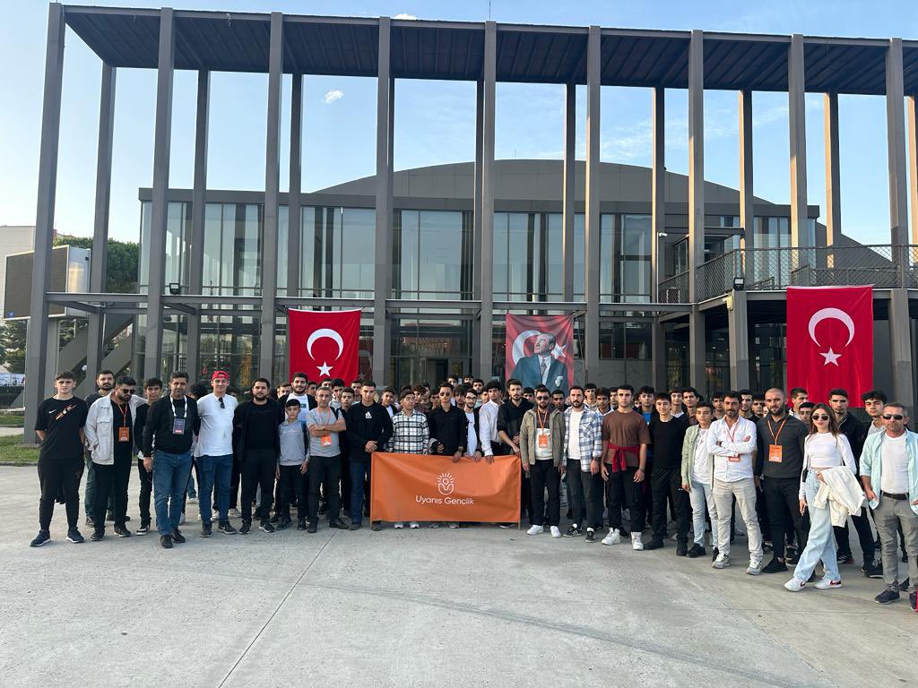 diyarbakirbld's tweet photo. Bizim için yollar daima Cumhuriyet’e çıkar 🇹🇷

Cumhuriyetimizin 100. Yılı dolayısıyla,

🏫 Akademi Liselerimizde eğitim gören öğrencilerimizle;

📍Cumhuriyet’e giden yolda ilk adımın atıldığı Samsun ilimizi ziyaret ettik. 🚶‍♂️🛳️

#BaşımGözümÜstüne #Diyarbakır https://t.co/fsVTobEyf1