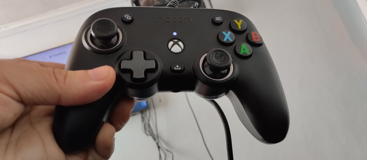 TryH4rdGame's tweet image. No puedo parar de recomendar el #NaconProCompact, es licenciado oficialmente por #Xbox y desde que lo conocí deje de comprar mandos oficiales de #Xbox, su gran defecto: es cableado, si superas eso se convierte en una gran alternativa.