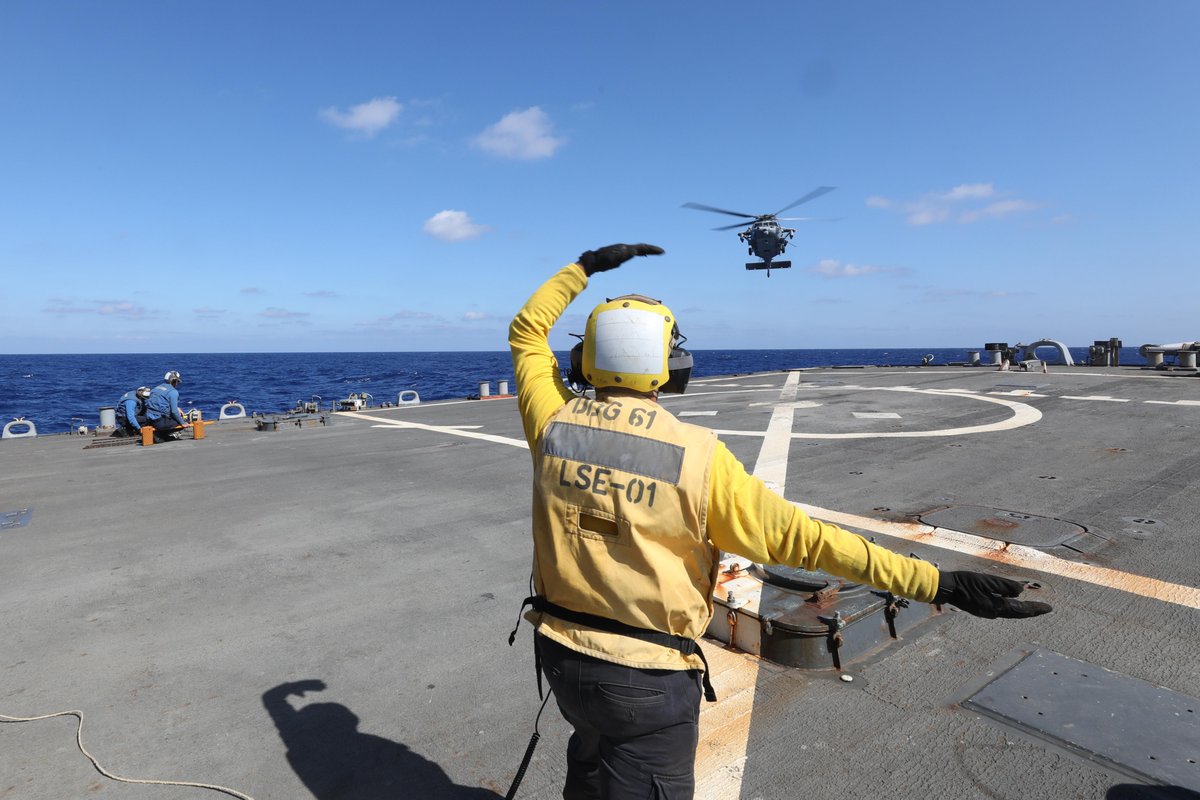 Strike a pose. 📸🙆‍♂️⚓️

An MH-60S Seahawk, assigned to the “Tridents” of Helicopter Sea Combat Squadron #HSC9, lands on the USS Ramage #DDG61 flight deck for a part transfer.

📸: MC3 Adriones Johnson