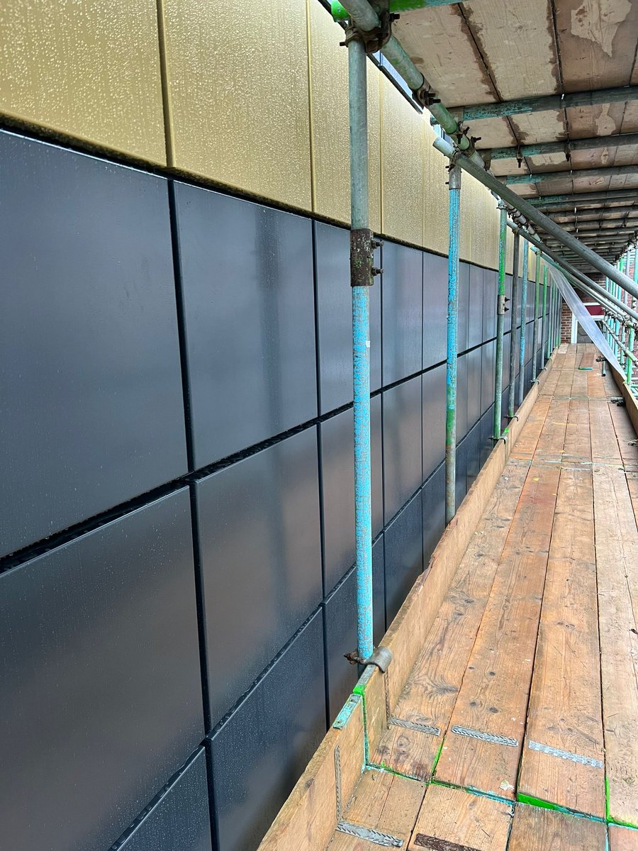 reconaluk's tweet photo. The Southampton Link Bridge project is on the final straight, commencing with the installation of BTS Fabrications panels. This project will connect the newly built Oncology wing to the main hospital.

#Reconal #curtainwalling #facades #cladding #windows #doors #construction #BTS https://t.co/q90wayFnEB