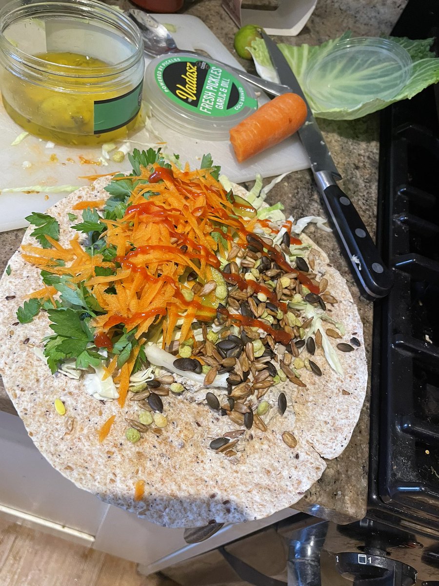 BassMidsTopsEtc's tweet photo. Been eating pretty unhealthily so before winter drags me even further into junk craving it’s time to get my #wrapgame back. Roasted mushroom pâté, cabbage, carrot, parsley, pickles, tamari toasted seeds, sriracha, BOSH. https://t.co/RzeZGb3zOG