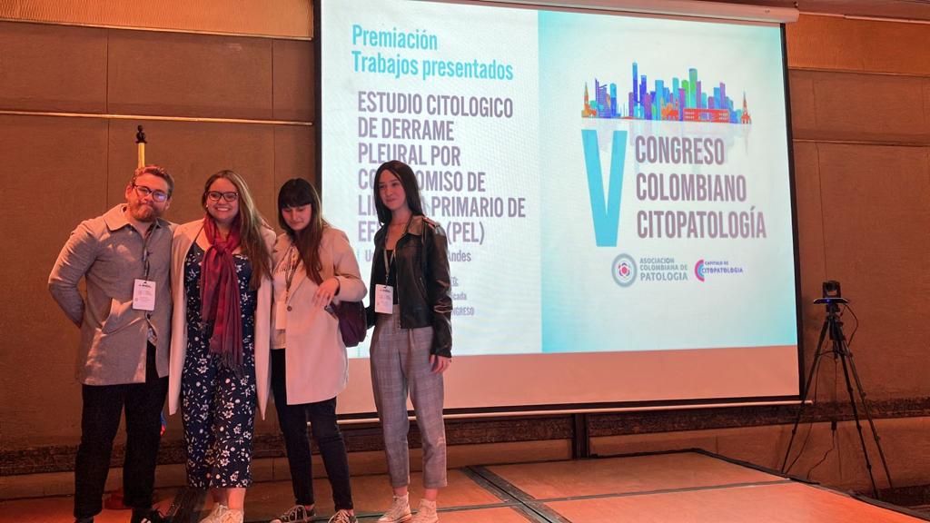 Nos llena de orgullo anunciar el logro 🏅 del grupo del programa de Patología🔬, que ganó el primer lugar en la categoría de póster para residentes en el V Congreso Colombiano de Citopatología con el trabajo "Estudio citológico de derrame pleural por compromiso de linfoma"