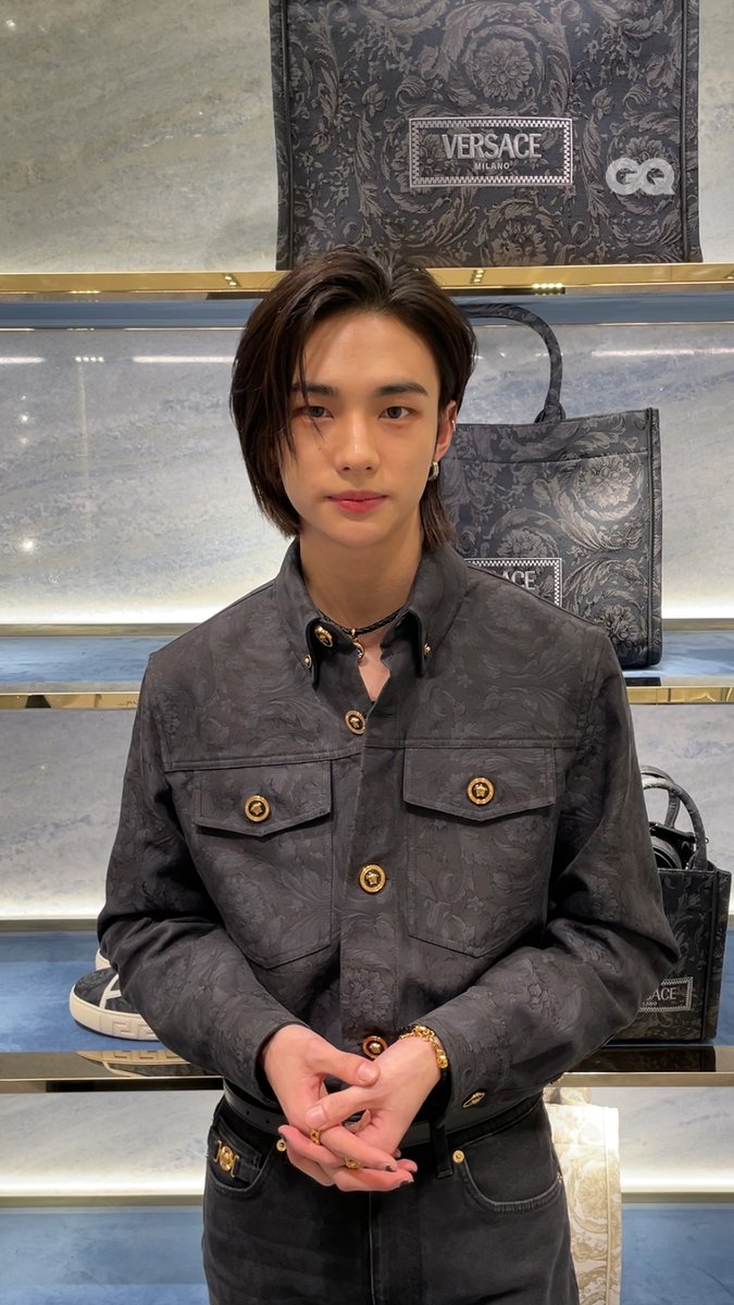 ヴェルサーチェのグローバルブランドアンバサダーであるStray Kidsのヒョンジンが来日。本人のコメントをチェック！

▼VIDEO
instagram.com/reel/CzBl6iUBW…

#VERSACE #VersaceHoliday #ヴェルサーチェ #straykids #hyunjin #현진 #straykids #スキズ #ヒョンジン