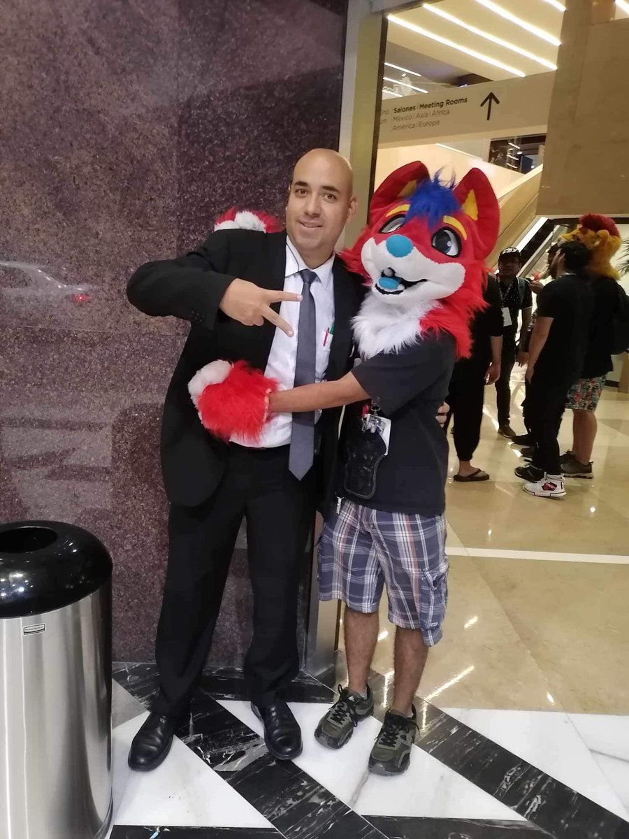 JibepGomis's tweet photo. Weeeey me hice compita al recepcionista del Barceló #barcelo #Confuror #furry https://t.co/sBaCvzU8mq