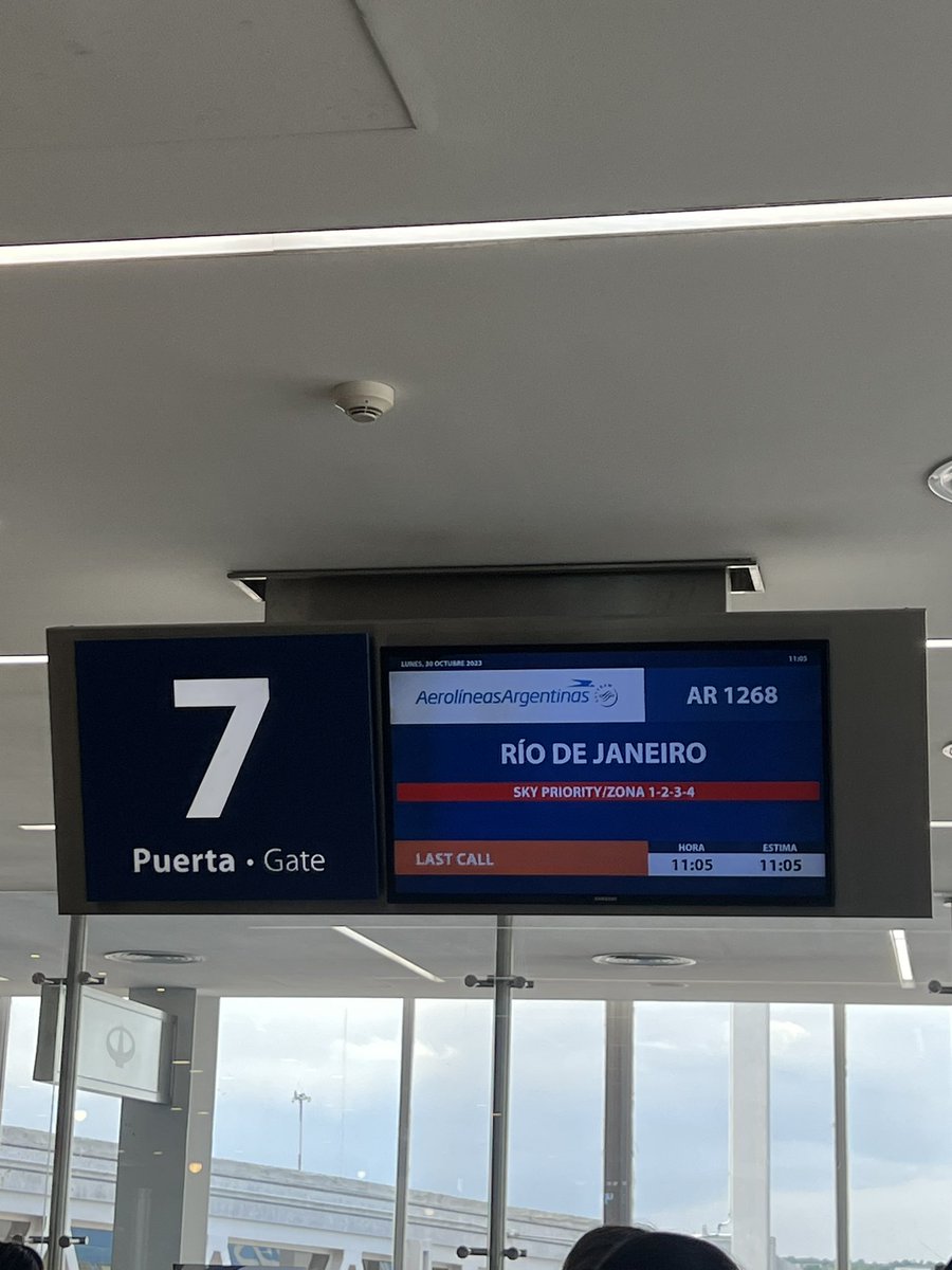 En que puerta embarco? 💙💛💙