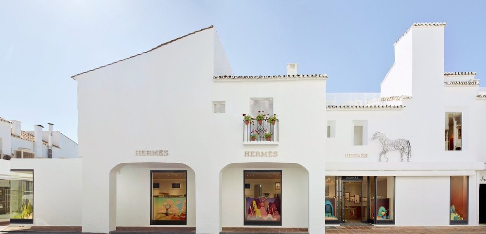 homes_marbella's tweet photo. Marbella- Puerto Banus lifestyle☀️🏝️🥂🍾#puertobanus  #marbella  #marbellalifestyle  #marbellabars  #luxerylifestyle  #luxuryboutique  #harborpuertobanus #shops  #realestate #marbellarealestate  #costadelsol #luxurylife #realestateagent https://t.co/Of3yVV3zNK
