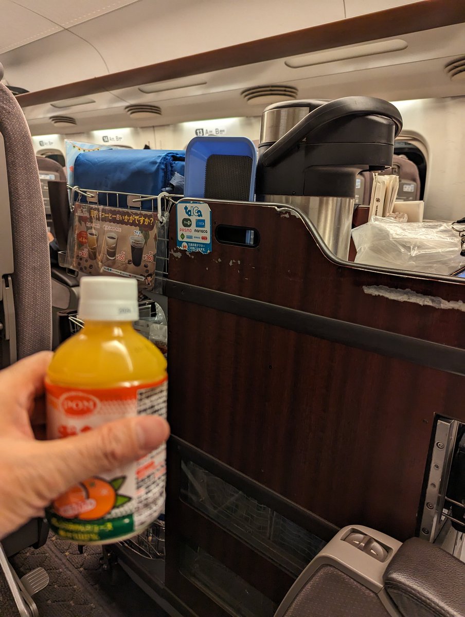 ShigekiNara's tweet photo. 新幹線ワゴン車ありがとう
10月31日を以て営業終了。本日最後の買い物。長らくお世話になりました。東海道新幹線と同い年の者より。#新幹線ワゴン車営業終了 https://t.co/Z0f4fq4R1B