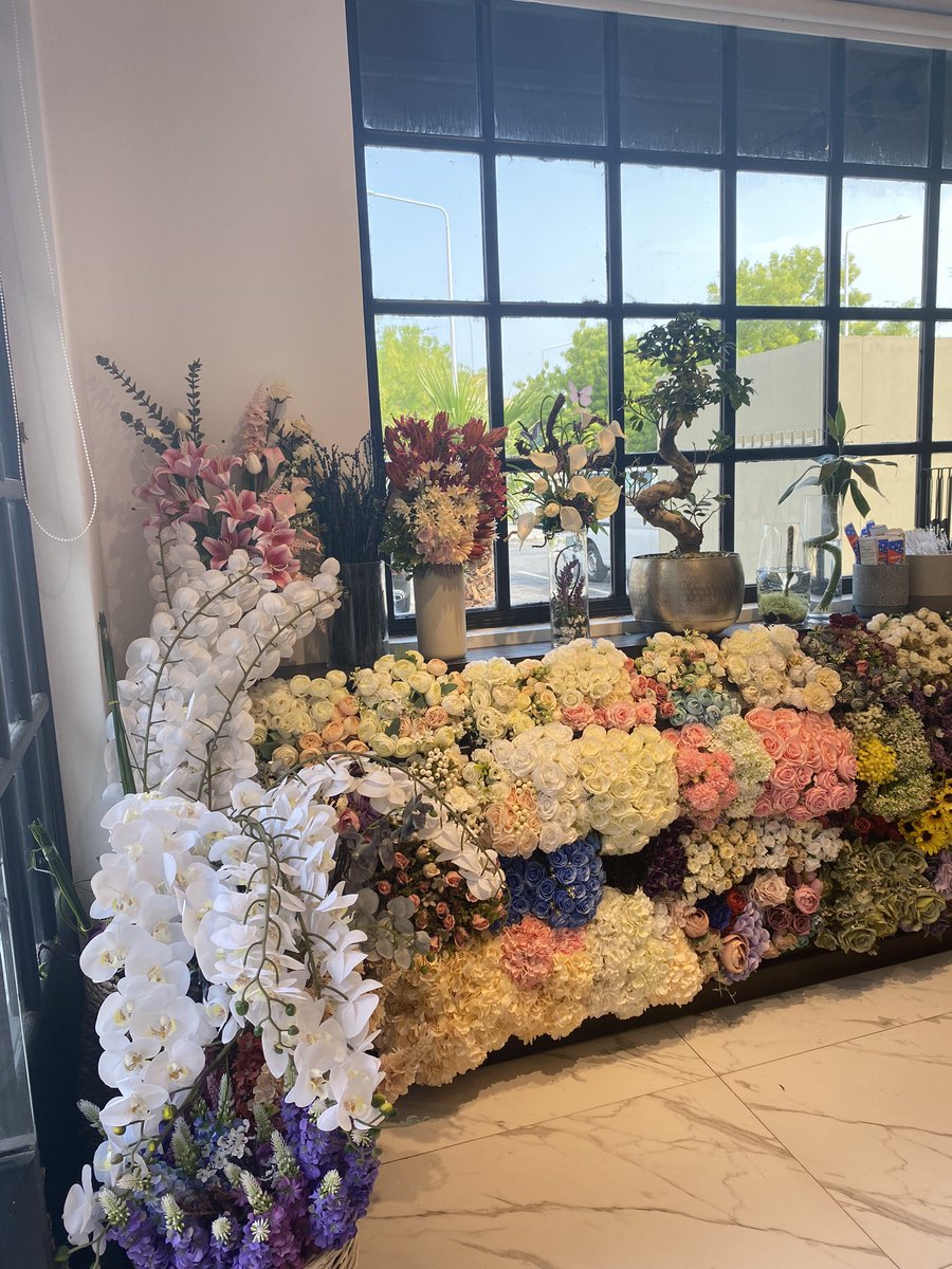 is she riri??? tweet media