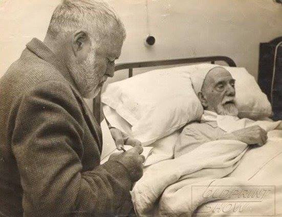 literlandweb1's tweet photo. El 30 de octubre de 1956 fallecía Pío Baroja. Días antes, Hemingway le visitó y le regaló su novela "Adiós a las armas" con esta dedicatoria: "A usted, don Pío, que tanto nos enseñó a los jóvenes que queríamos ser escritores". Después agregó: "Daría mi premio Nobel a cambio de escribir como usted".
El escritor José Luis Castillo-Puche, amigo de ambos y mediador del encuentro, relató años después que ante la visita del escritor norteamericano, con su hilo de voz cavernosa, Baroja exclamó: "Caramba, ¿Y a qué viene este tío?".
