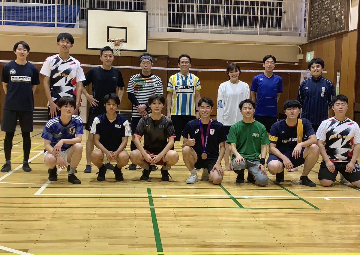 Keio_STC's tweet photo. 10/28の練習に慶應セパタクロークラブのOBであり、現役の日本代表である春原涼太選手が来てくださいました！！🔥

10月に杭州で行われたアジア大会の結果報告とともにそこで獲得した銅メダルを見せていただきました🥉

春原さんおめでとうございます！！
#セパタクロー #アジア大会 #慶應 https://t.co/91HPw1XaAq