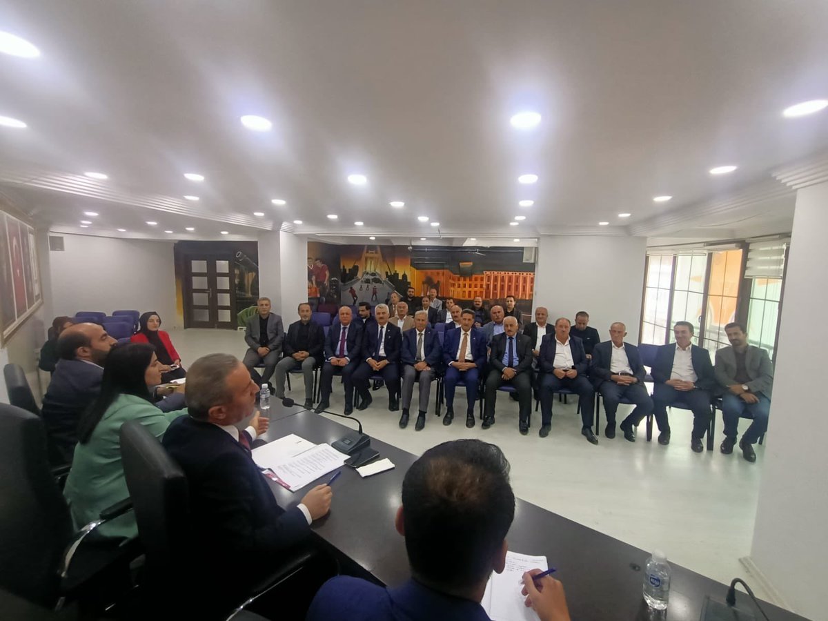 KayaZeydin's tweet photo. 📍AK PARTİ Hakkari İl Başkanlığı 

Haftalık Olağan İl Yönetim Kurulu, Disiplin ve Demokrasi Hakem Kurulu istişare ve değerlendirme toplantımızı gerçekleştirdik. 

Teşkilat içi faaliyetlerimiz, saha çalışmalarımız hakkında istişare ve  değerlendirmelerde bulunduk.

İlçelerimizde, Beldelerimizde, Köy ve Mahallelerimizde yapacağımız çalışmalarımızın planlamasını istişare ettik. 

Mahalle ve Köy Yönetimlerimizi daha da güçlendirmek için gerekli kararları aldık.   

Toplantımızın hayırlara vesile olmasını diliyorum.

@Akparti
@RTErdogan