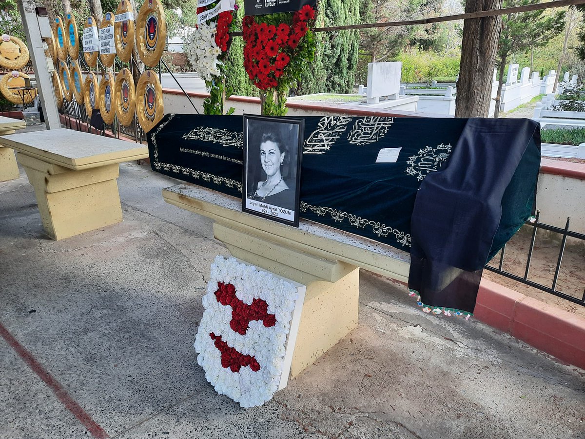 Ünlü tiyatrocu ve Yeşilçam kadın başrol oyuncularının seslendirmelerini yapan dublaj sanatçısı Jeyan Mahfi Tözüm 95 yaşında vefat etti.