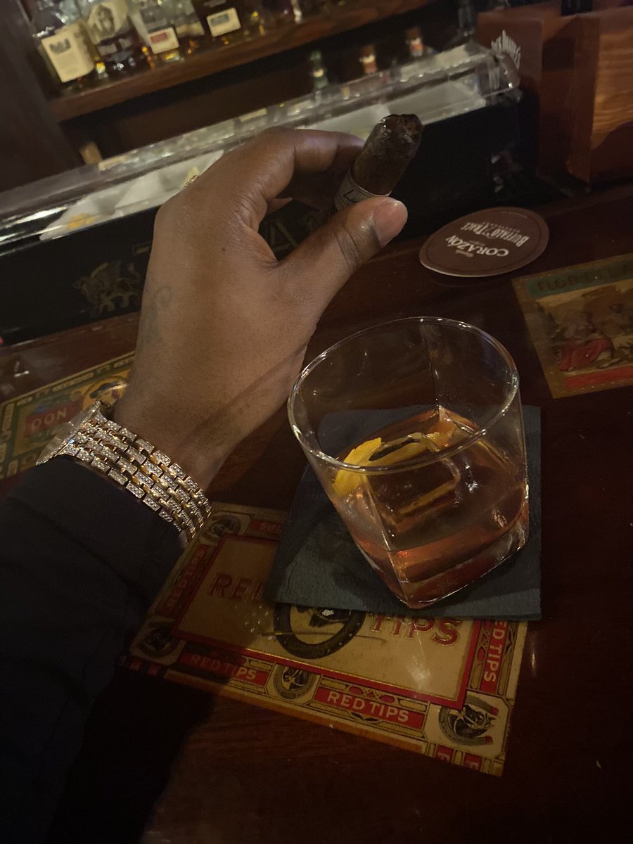 6Trapout's tweet photo. Drank &amp; Smoke https://t.co/BVxRY4axkR